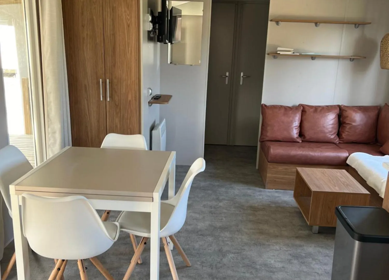 Mobil Home Neuf 6 P Climatise A Hyeres A 200 M De La Mer Dans Camping 4 Etoiles 0*,  France