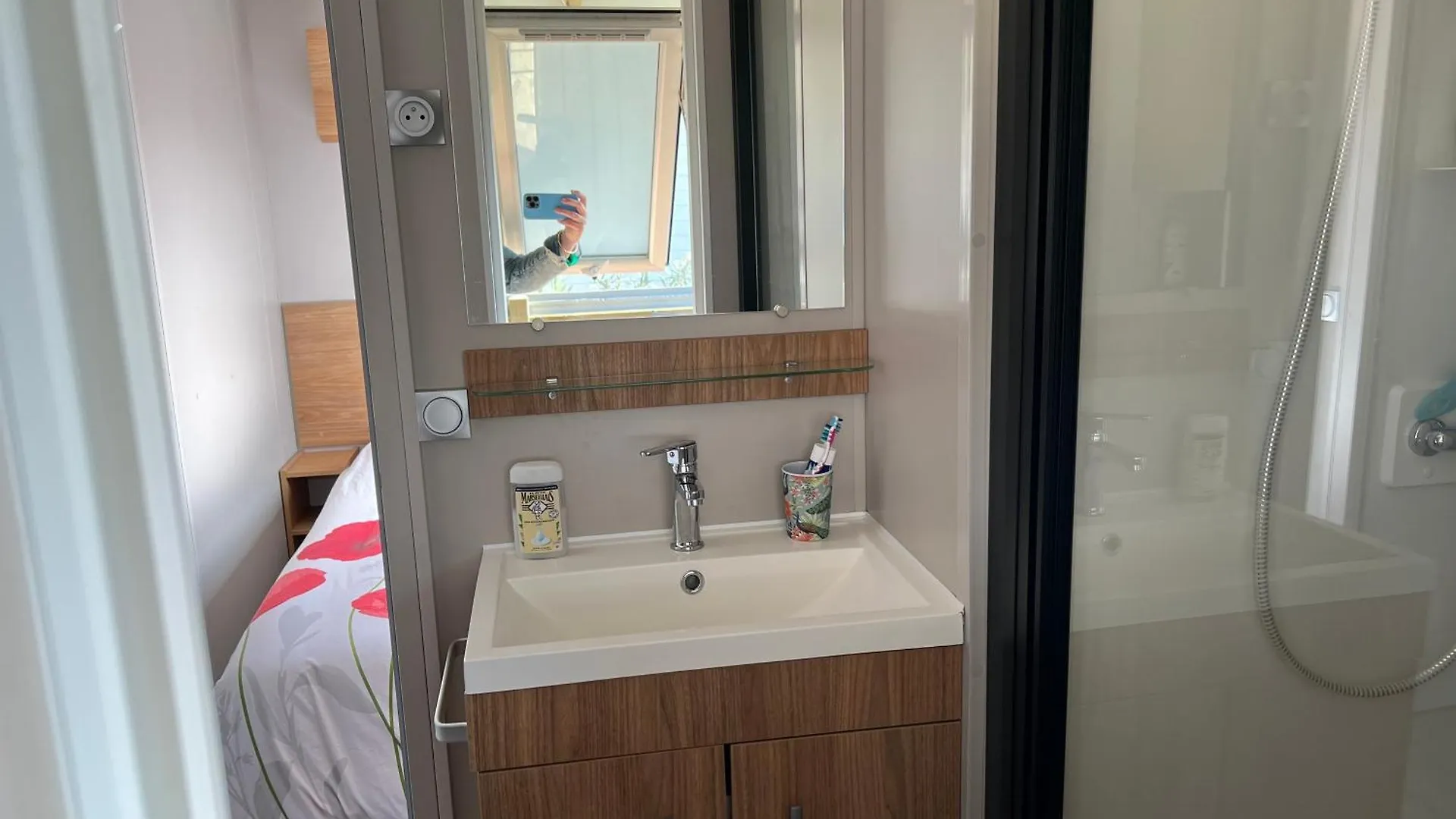 Campsite Mobil Home Neuf 6 P Climatise A Hyeres A 200 M De La Mer Dans Camping 4 Etoiles France